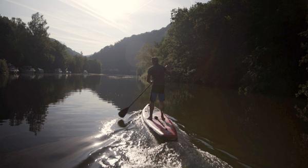 Bild 1 von 2: Was gibt es Schöneres als auf dem Wasser unterwegs zu sein: Stand-up-Paddler auf der Lahn.