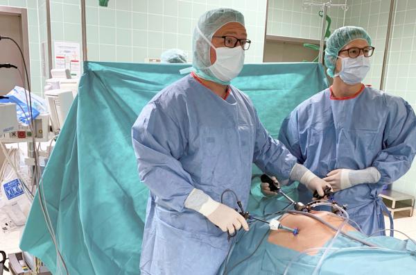 Bild 1 von 1: Dr. Alexander Buia (links), Chefarzt für Allgemein-, Viszeral- und Thoraxchirurgie der Asklepios Klinik in Langen. Sein Spezialgebiet ist die minimalinvasive Chirurgie bei Darmerkrankungen. Im Alltag aber wird von ihm eine viel größere Bandbreite gefordert; vom Beheben eines Leistenbruchs über die Entfernung von Darm-Divertikeln bis zu Speiseröhren-OPs.