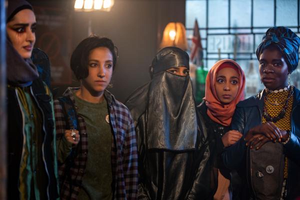 Bild 1 von 3: Der Schock ist groß, als Ayesha (Juliette Motamed, l.), Saira (Sarah Kameela Impey, 2.v.l.), Momtaz (Lucie Shorthouse, M.), Amina (Anjana Vasan, 2.v.r.) und Bisma (Faith Omole, r.) den Pub für ihren nächsten Auftritt betreten.