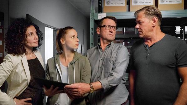 Bild 1 von 2: (v.l.n.r.) Dr. Hilke Zobel (Proschat Madani); Nina Weiss (Julia E. Lenska); Lars Englen (Ingo Naujoks); Finn Kiesewetter (Sven Martinek)