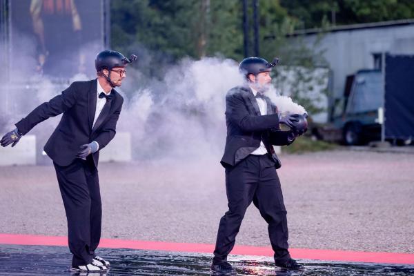 Bild 1 von 8: Joko Winterscheidt (l.); Klaas Heufer-Umlauf (r.)