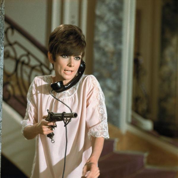 Bild 1 von 7: Nicole (Audrey Hepburn) ist fest entschlossen, die Familienehre diskret zu retten ...