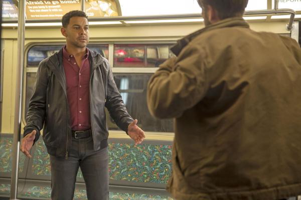 Bild 1 von 68: Detective Esposito (Jon Huertas, l.) gerät in eine Geiselnahme und alle auf dem Revier versuchen die Situation unter Kontrolle zu bringen. Doch wird es ihnen gelingen, Jared Stone (Will Rothhaar, r.) außer Gefecht zu setzen?