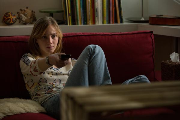Bild 1 von 12: In der Therapie lernt Nellie (Carla Hüttermann) gezielt, in ihre traumatischen Erinnerungen hinein- und hinauszugehen wie bei einem Film, in dem sie die Play- oder Stopp-Taste drücken kann.