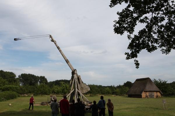 Bild 1 von 2: Das Trebuchet schleudert schwere Steine gegen feste Burgmauern.