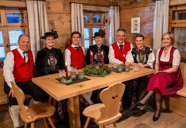 Bild 1 von 1: Im Bild: Moderatorin Martina Köberle mit Gästen in Montafoner Tracht.