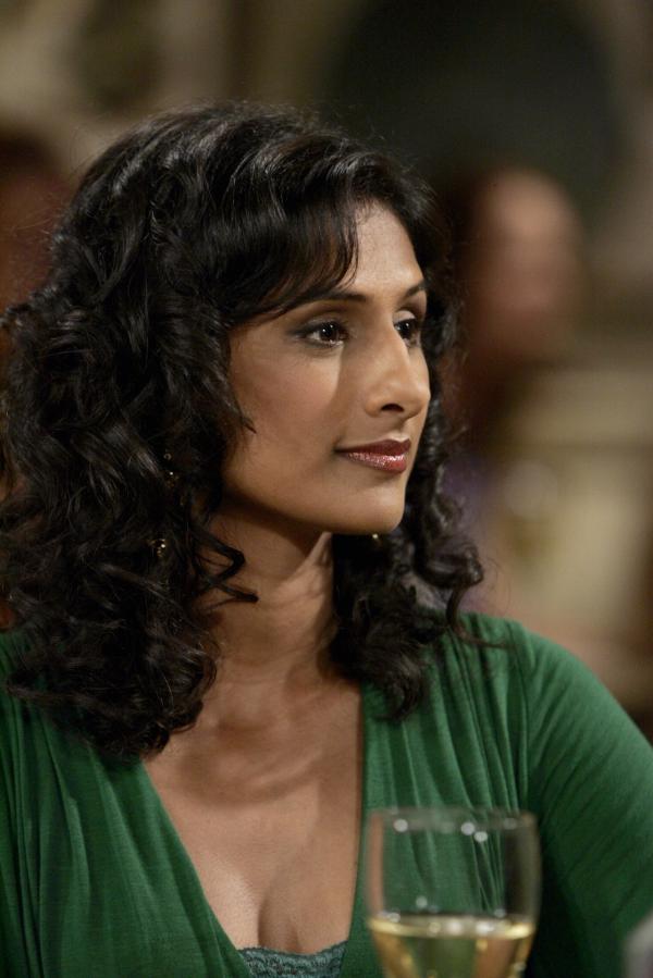 Bild 1 von 21: Rajs Eltern haben eine Überraschung für ihn: Sie haben eine Ehe mit Lalita (Sarayu Rao), einer indischen Zahnmedizinerin, arrangiert ...