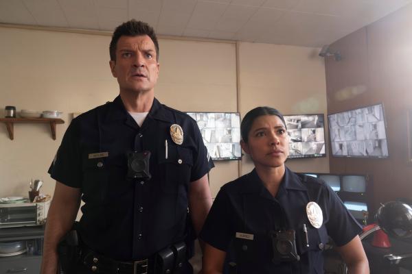 Bild 1 von 4: Auf der Suche nach der vermissten Abigail stoßen Officer John Nolan (Nathan Fillion, l.) und Celina Juarez (Lisseth Chavez, r.) auf erste Hinweise, die sie zu einem möglichen Täter führen könnten.