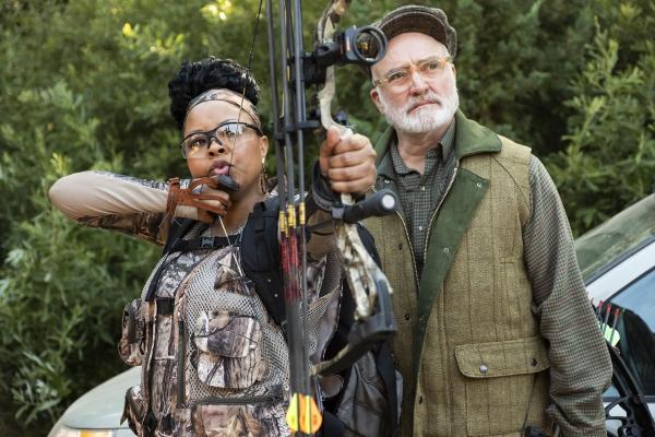 Bild 1 von 11: Adams Adams (Tymberlee Hill, l.); Arthur Cochran (Bradley Whitford, r.)