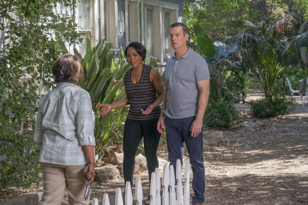 Bild 1 von 10: (v. l. n. r.) Joanne Kingston (Donzaleigh Abernathy); Athena Grant (Angela Bassett); Bobby Nash (Peter Krause)