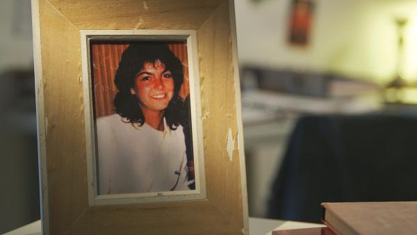 Bild 1 von 3: Die 16-jährige Schülerin Évelyne Boucher wird das Opfer eines brutalen Sexualverbrechens. Ihre Leiche wird auf einer Lichtung im Wald gefunden.