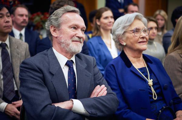 Bild 1 von 2: Sidney (Paul Copley, li.) und Joan Jeffreys (Shirley Dixon, re.) sind stolz auf ihren Sohn, der zum Professor ernannt wurde.