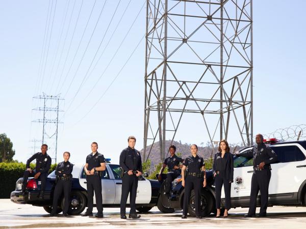 Bild 1 von 6: Das Polizeirevier von Captain Andersen (Mercedes Mason, 2. v.r.) und Sergeant Wade Grey (Richard T. Jones, r.) erhält Unterstützung durch die Rookies John Nolan (Nathan Fillion, 4 .v.l.), Lucy Chen (Melissa O'Neil, 2.v.l.) und Jackson West (Titus Makin, l.). Die erfahrenen Officer Tim Bradford (Eric Winter, 3. v.l.), Angela Lopez (Alyssa Diaz, 3.v.r.) und Talia Bishop (Afton Williamson, 4. v.r.) sollen sie dabei auf die harte Realität eines Polizisten des LAPD vorbereiten. Dafür schrecken sie nicht davor zurück ihre Neulinge bis an die Grenzen zu treiben.