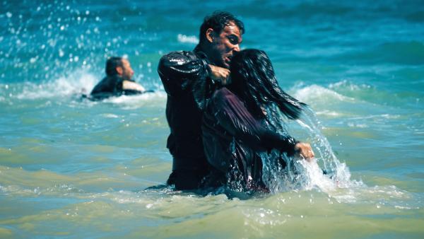 Bild 1 von 13: Über Jahrhunderte locken Strandpiraten Seefahrer auf Untiefen und Riffe, um ihre Schiffe auszurauben. Überlebende werden nicht selten getötet.