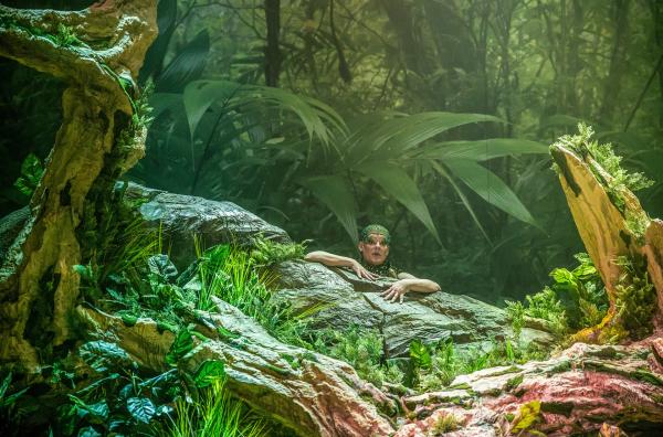 Bild 1 von 3: Das Regieduo SKUTR verbindet historische Bühnentechnik mit einer fantasievollen Unterwasserwelt.