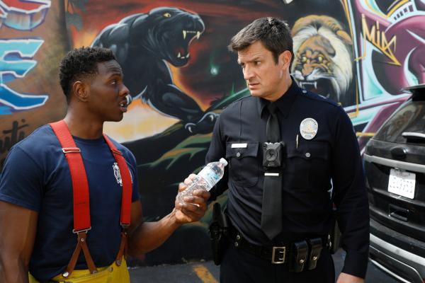 Bild 1 von 3: John Nolan (Nathan Fillion, r.) und Feuerwehrbeamter Antonio (Mitchell Edwards, l.) arbeiten bei einem Einsatz zusammen.