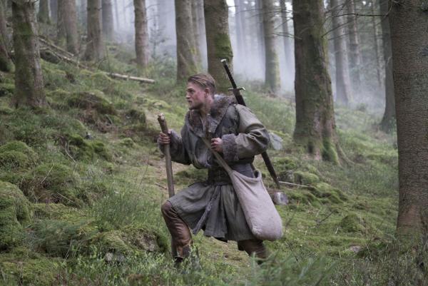 Bild 1 von 9: Arthur (Charlie Hunnam)