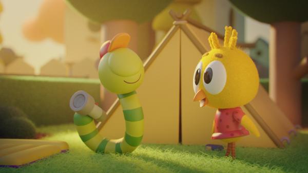 Bild 1 von 2: Der Plan steht: Glitsch (links) und Karla (rechts) wollen heute gemeinsam im Zelt im Garten übernachten. Was für ein Abenteuer!© ZDF/2023 DR, Sparre Production, GODO Films - Honorarfreie Verwendung gemäß AGB im engen inhaltlichen redaktionellen Zusammenhang mit genannter Sendung bei Nennung \