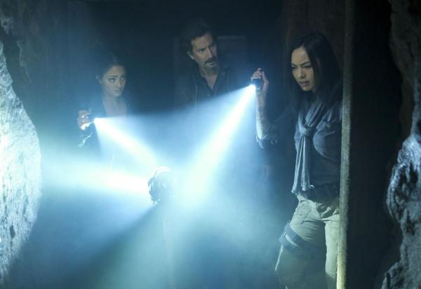 Bild 1 von 13: (v.l.n.r.) Riley Davis (Tristin Mays); Russ Taylor (Henry Ian Cusick); Desi Nguyen (Levy Tran)
