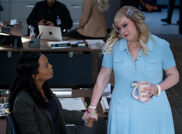 Bild 1 von 12: Dr. Tara Lewis (Aisha Tyler, l.); Penelope Garcia (Kirsten Vangsness, r.)