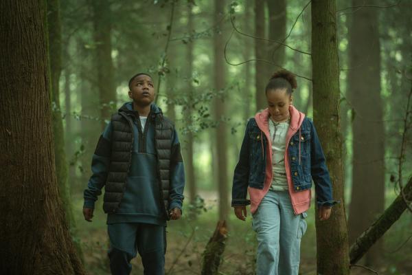 Bild 1 von 9: Kofi (D'angelou Osei-Kissiedu) und Maisy (Ellie-Mae Siame) suchen im Wald nach einem Rucksack mit wertvollem Inhalt.