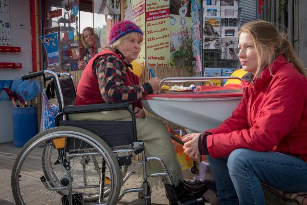 Bild 1 von 11: Griet (Petra Kelling, l.) erklärt ihrer Tochter Bente (Katja Studt, r.), dass sie sicher nicht wieder ins gemeinsame Haus einziehen wird. Im Hintergrund Stine (Katrin Wichmann).