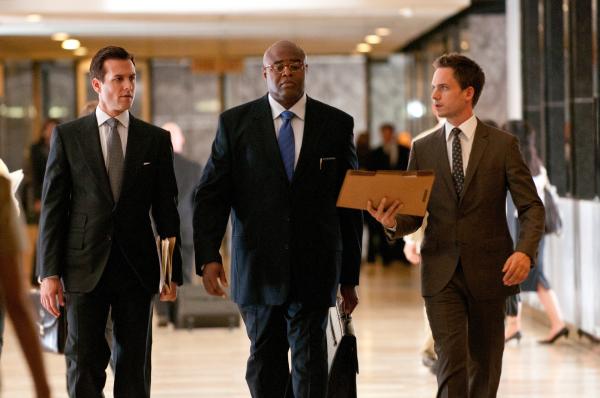 Bild 1 von 3: Harvey (Gabriel Macht, l.) und Mike (Patrick J. Adams, r.) wollen den Prozess neu aufrollen - doch Bezirksstaatsanwalt Terrence Wolf (Chi McBride, M.) stellt sich entschieden dagegen.