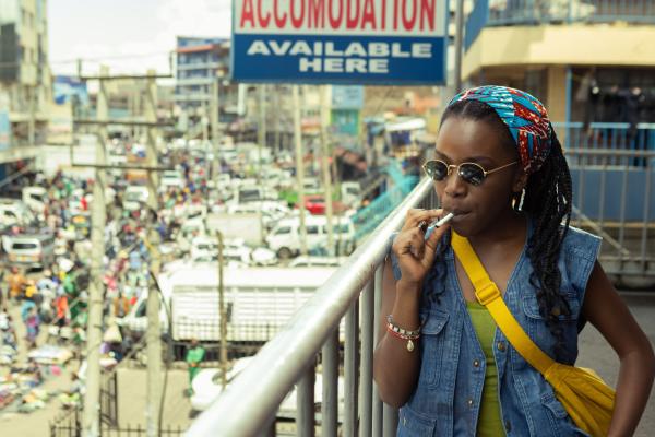 Bild 1 von 9: Taxi-Unternehmerin Claude (Martha Canga Antonio) betätigt sich in Kinshasa auch als politische Aktivistin