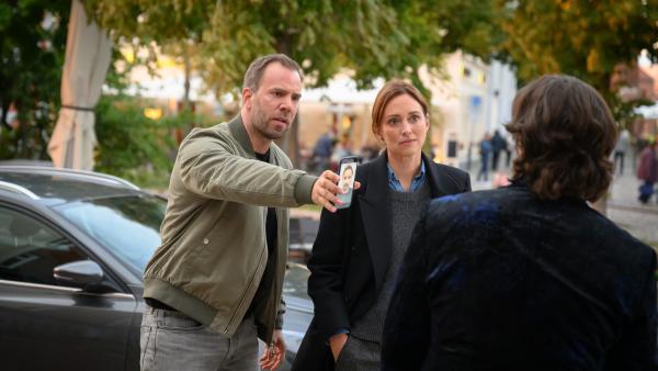 Bild 1 von 5: Wer war Matteo Ritter? Hatte er Probleme? Und wenn ja, mit wem? Für die beiden Hauptkommissare Lars Pöhlmann (Dominic Boeer, l.) und Karoline Joost (Nike Fuhrmann, M.) gibt es nur wenige Indizien. Anscheinend war der Tote des Öfteren Gast in der \