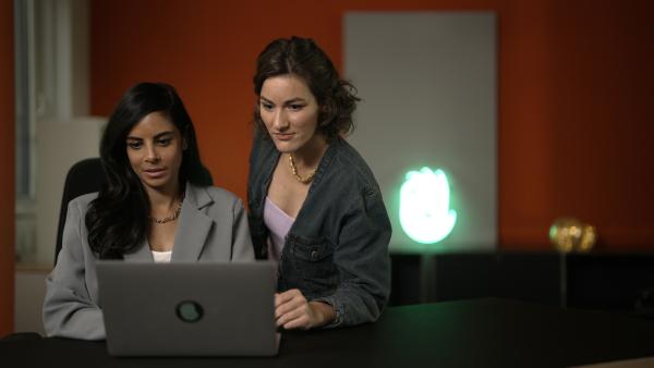 Bild 1 von 4: Collien Ulmen-Fernandes (l.) und Marie Bröckling (r.) auf der Spur der Täter.
