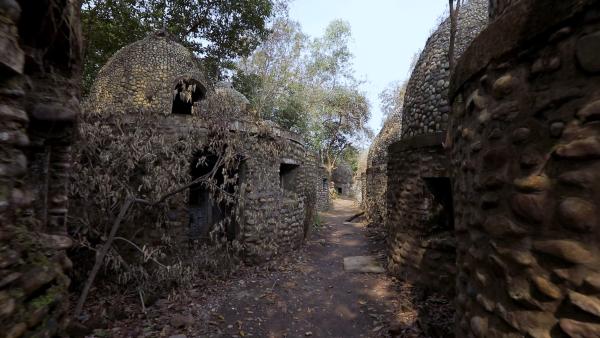 Bild 1 von 2: Mehr als 100 dieser Bauten verbergen sich hier im Wald - jeder aus Tausenden von Steinen errichtet.