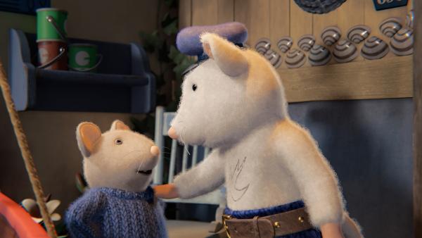 Bild 1 von 3: Opa Seemann (rechts) ist stolz auf seinen Enkel Sam (links). Sam hat sein Boot fertig gestrichen und es aufgeräumt.