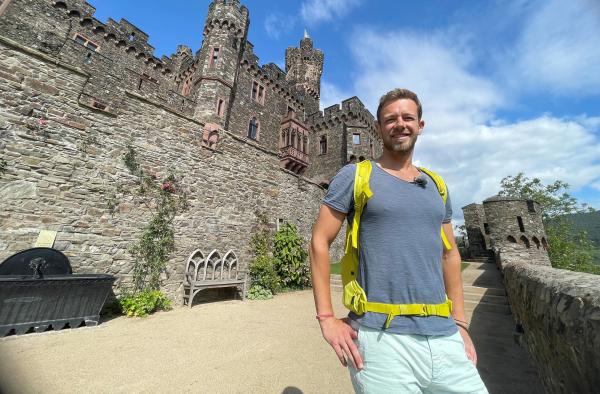 Bild 1 von 3: Moderator Arndt Reisenbichler auf Burg Reichenstein in Trechtingshausen.