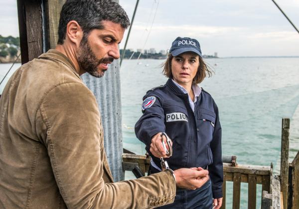 Bild 1 von 1: Commissaire Rose (Annika Kuhl) will den eigenmächtigen Dupin (Pasquale Aleardi) verhaften.