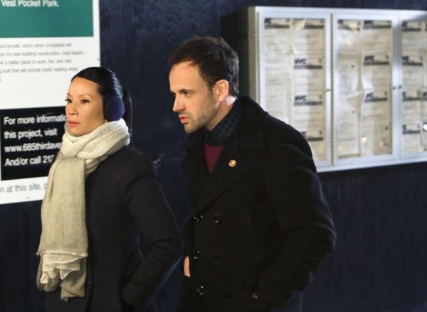 Bild 1 von 25: Sind sich nicht immer einig: Sherlock (Jonny Lee Miller, r.) und Watson (Lucy Liu, l.) ...