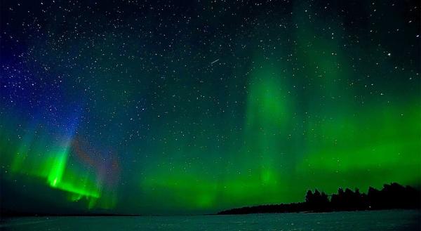 Bild 1 von 5: Bei idealen Wetterbedingungen hat man vielleicht das Glück die Aurora Borealis über dem gefrorenen Inari-See zu bestaunen.