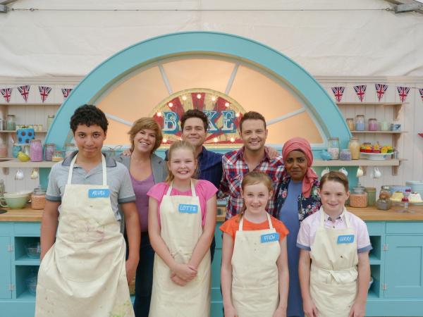 Bild 1 von 14: Im Bild (v.li.): Mehdi, Allegra McEvedy, Lottie, Sam Nixon, Ffion, Mark Rhodes, Nadiya Hussain und Harry.