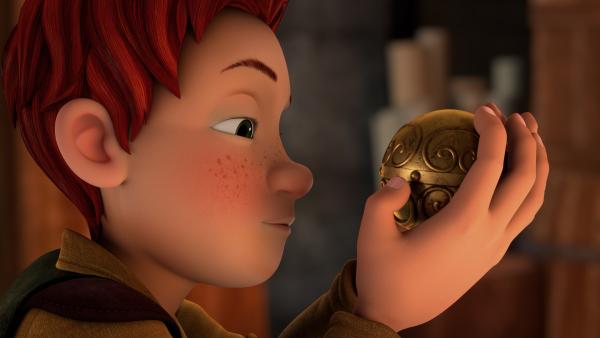 Bild 1 von 3: Lollo betrachtet Leos Geschenk für Lisa.