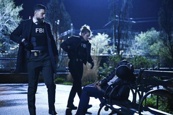 Bild 1 von 8: Special Agent Omar Adom 'OA' Zidan (Zeeko Zaki, l.); Special Agent Nina Chase (Shantel VanSanten, Mitte)