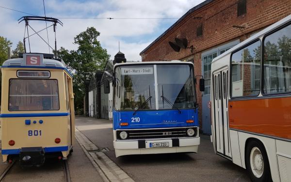 Bild 1 von 5: Ikarus-Busse und Gotha-Straßenbahnen waren im Nahverkehr der DDR unterwegs - heute als Nostalgie-Fahrzeuge in Chemnitz.