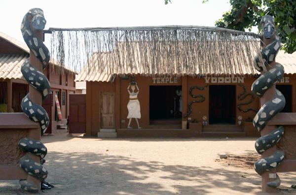 Bild 1 von 3: Romuald Hazoumé, 1962 in Porto-Novo geboren, verbindet in seiner Kunst Symbolismus, Spiritualität und westliche Einflüsse.