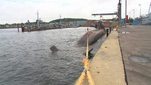 Bild 1 von 3: Minentaucher werden nach ihrer Ausbildung weltweit eingesetzt. Hier in Eckernförde wird schon einmal für den Ernstfall geprobt.