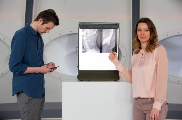 Bild 1 von 1: Wächst uns bei intensiver Handynutzung ein Horn im Nacken? Anja Reschke (rechts) und Adrian Pflug (links) schauen sich dieses Phänomen einmal etwas genauer an und erklären, was dahinter steckt - bei \