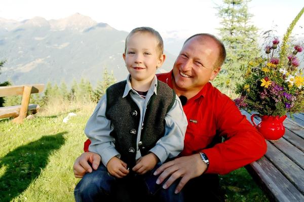 Bild 1 von 12: Im Bild: Harry Prünster mit Johannes.