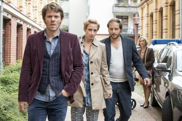 Bild 1 von 5: (v.l.n.r.) Tom Kowalski (Steffen Schroeder); Karin Lärcher (Fanny Staffa); Thomas Lärcher (Stephan Möller-Titel); Frau Ries (Cornelia Lippert)