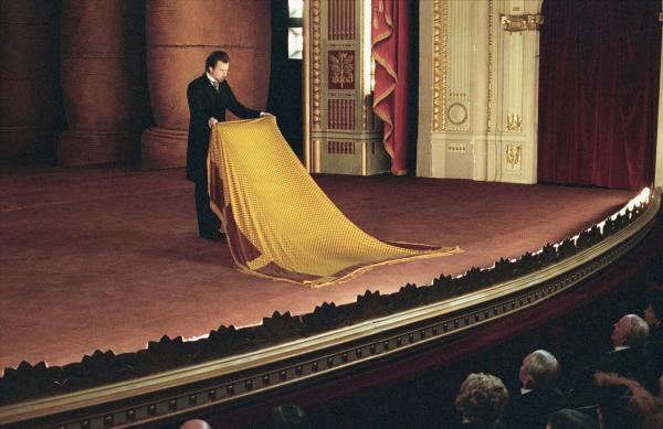 Bild 1 von 19: Wien, 1900: Mit seinen fantastischen Vorstellungen macht sich der Illusionist Eisenheim (Edward Norton) zur lebenden Legende. Als er jedoch den Geist der gerade ermordeten Herzogin Sophie um den Namen ihres Mörders bittet, wird er verhaftet ...