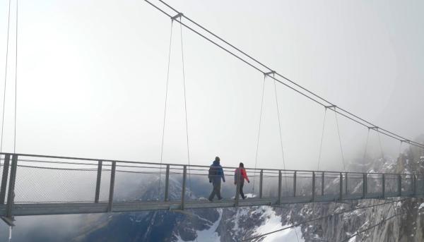 Bild 1 von 6: Ha?ngebru?cke am Dachstein.