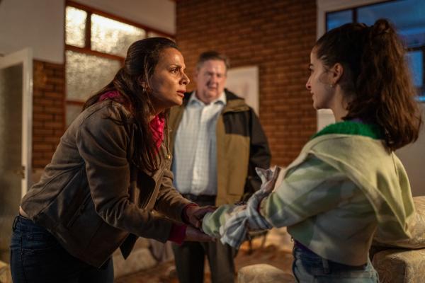 Bild 1 von 10: Kelly (Buket Kömür, r.) erzählt ihren Eltern Jason (Johnny Vegas) und Lorraine (Suzanne Ahmet, l.), dass sie von Janine angegriffen und verletzt wurde. Jason will zunächst nicht glauben, dass seine Mutter so etwas getan hat.