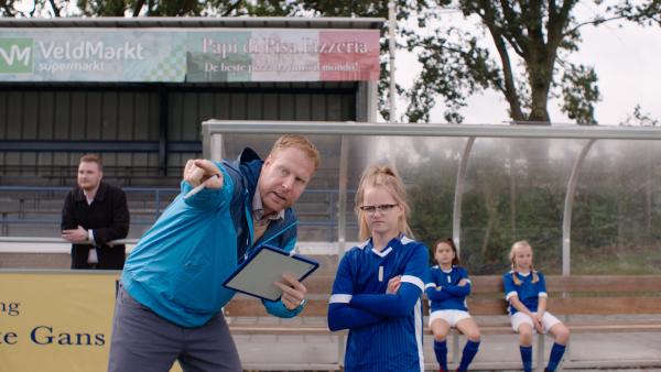 Bild 1 von 4: Vater Jan (Ferdi Stofmeel) wird zum Fanatiker, als er die Fußballmannschaft von Floor (Bobbie Mulder) trainiert.