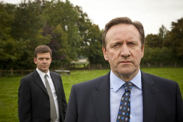 Bild 1 von 5: DS Ben Jones (Jason Hughes) und DCI John Barnaby (Neil Dudgeon) haben es wieder mit einem skurrilen Fall zu tun.